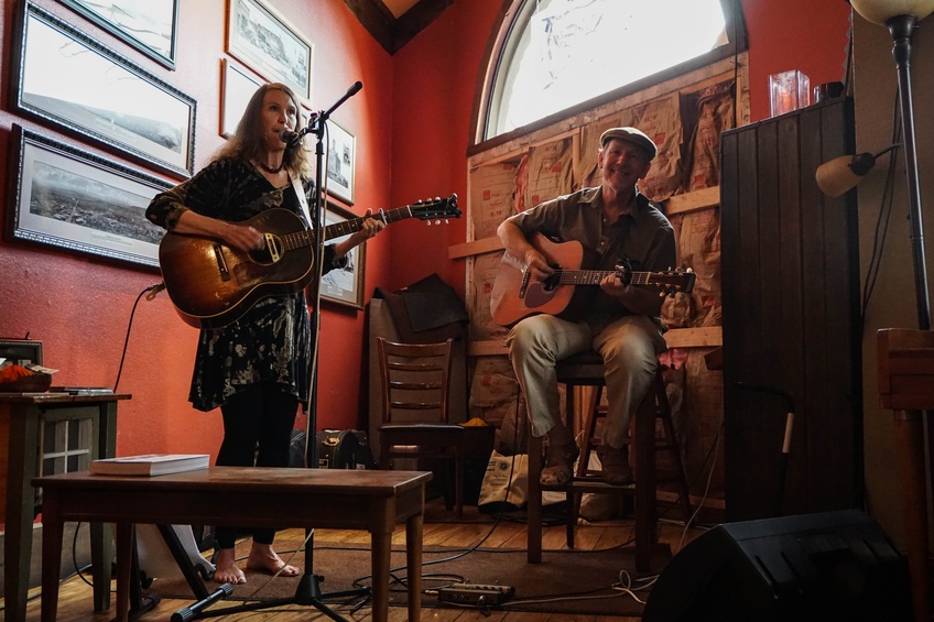 Severin Brown and Britta Lee give the atmosphere at George’s Corner a country-blues feel while the audience enjoys a homemade meal. Photo by: Alexis Winward